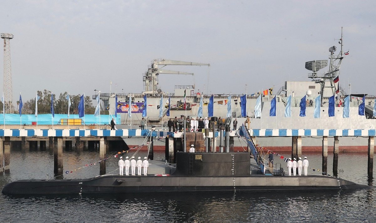Iranas pristatė naują povandeninį laivą
