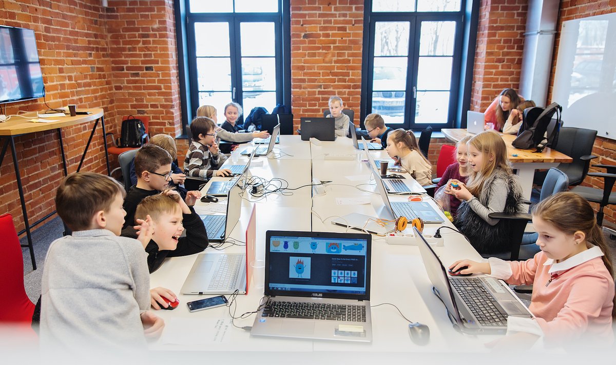 „Devbridge“ įkurtoje nemokamoje kūrybinių technologijų „Sourcery for Kids“ akademijoje  šiandien mokosi 516 vaikų