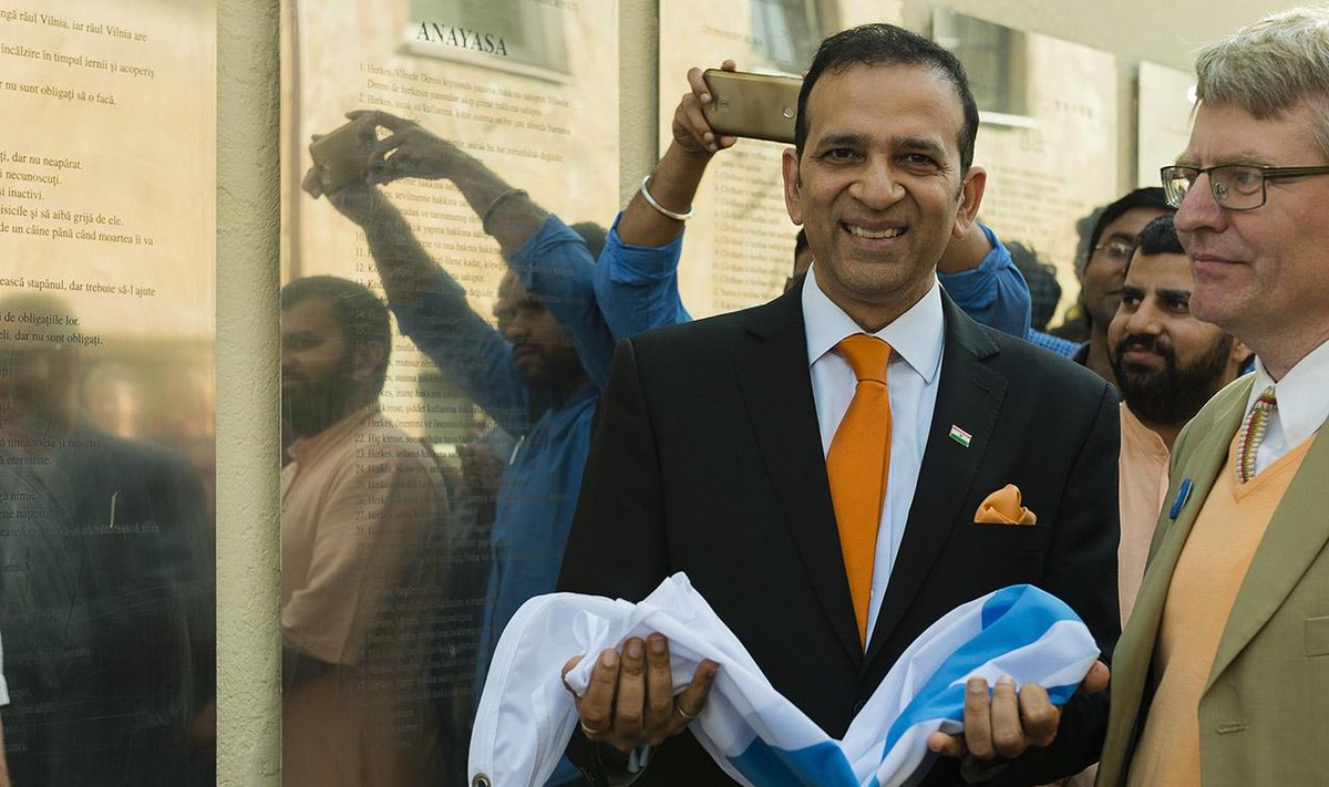 Indian Ambassador Ajay Bisaria after unveiling the Hindi  plaque of the Uzupis Constitution  Photo © Ludo Segers