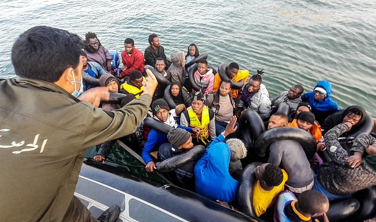 Tuniso pareigūnai sustabdo nelegalių migrantų laivą, plaukiantį į Italiją