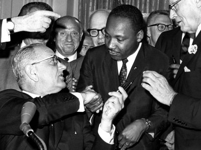 Lyndonas B. Jonhsonas ir Martinas Lutheris Kingas