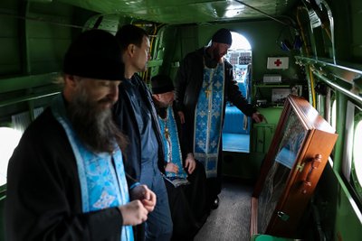 Skrajojantys rusų kunigai meldžia, kad potvyniai liautųsi