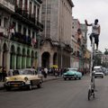 Kubos gyventojas į gatves išvažiuoja 4 metrų aukščio dviračiu