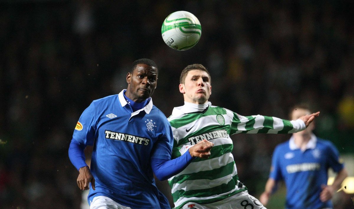 Maurice'as Edu ("Rangers") kovoja su  Gary Hooperiu ("Celtic")