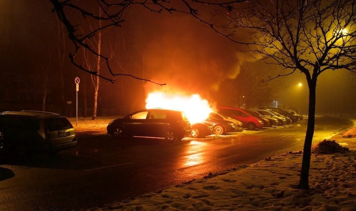 Naktį Vilniuje liepsnojo automobilis - įtariamas padegimas