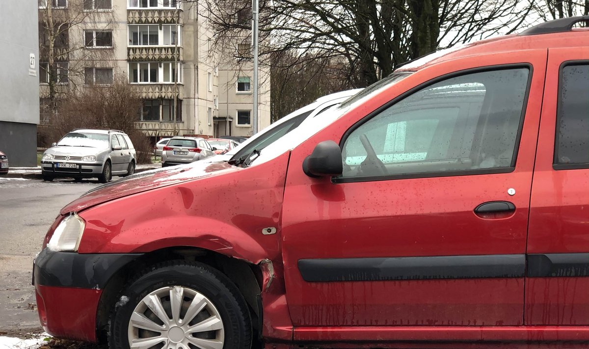 Apleistas Dacia automobilis Šeškinėje