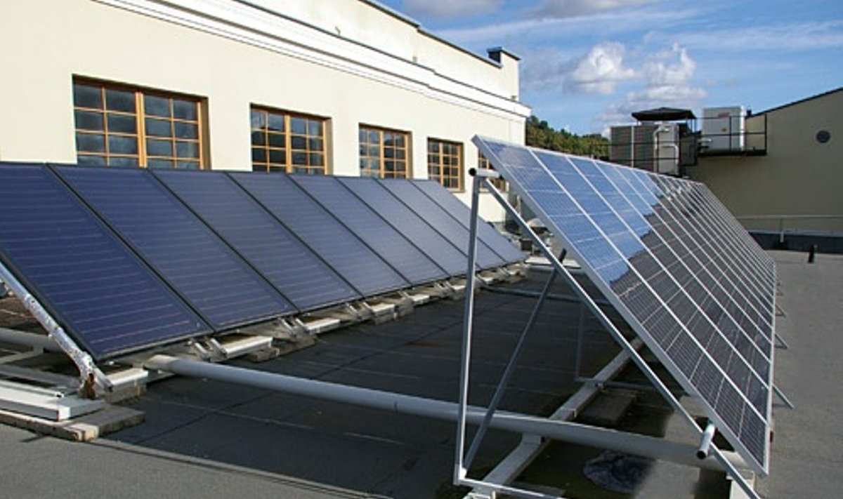 Ant Energetikos ir technikos muziejaus stogo puikuojasi vėjo jėgainė ir saulės baterijos / Energetikos ir technikos muziejaus nuotr.
