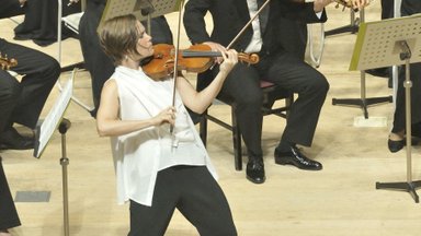 Pasaulinė smuiko žvaigždė Leila Josefowicz koncertuos Lietuvoje