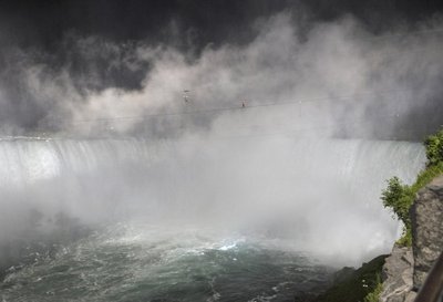 Akrobatas perėjo virš Niagaros ištemptu lynu