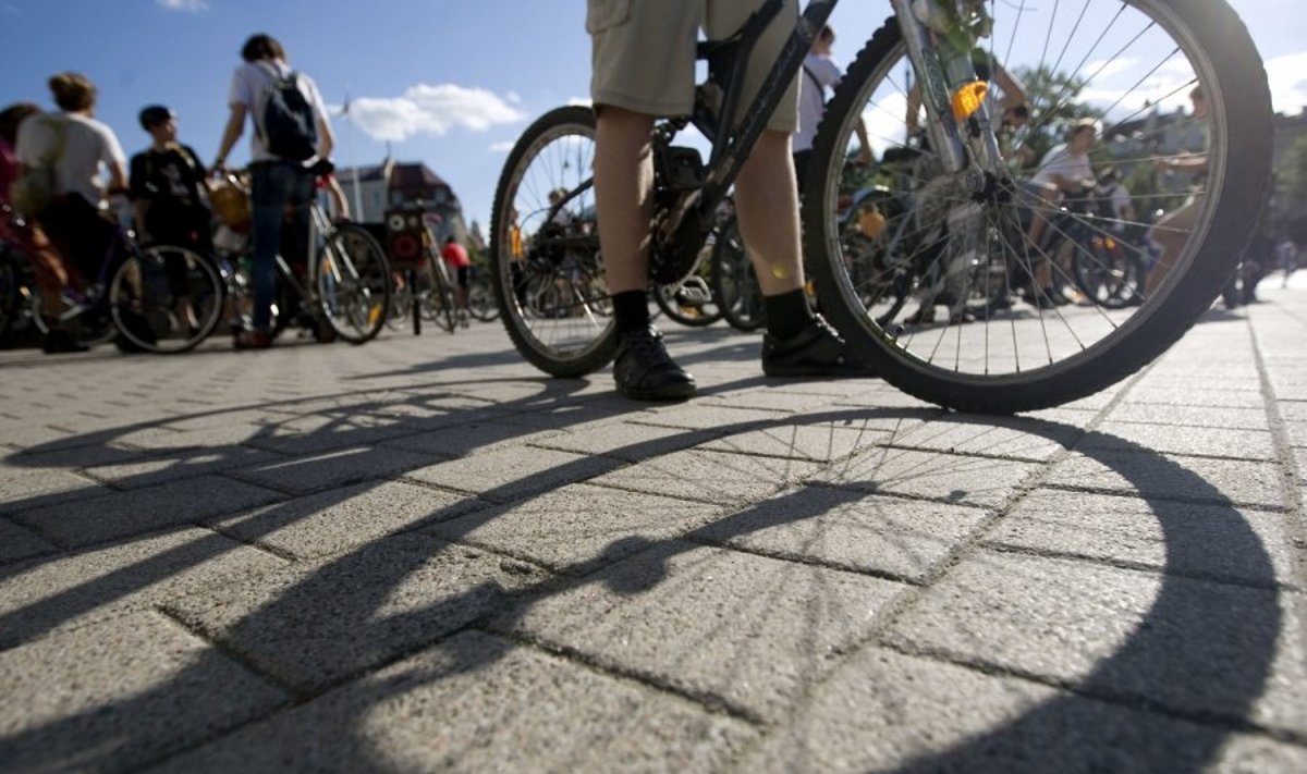 Daugelis valdžios įstaigų neteikia pirmenybei dviračiams