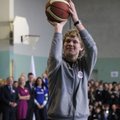 M.Kuzminskas ir A.Milaknis atvežė krepšinio dieną į Domeikavos gimnaziją