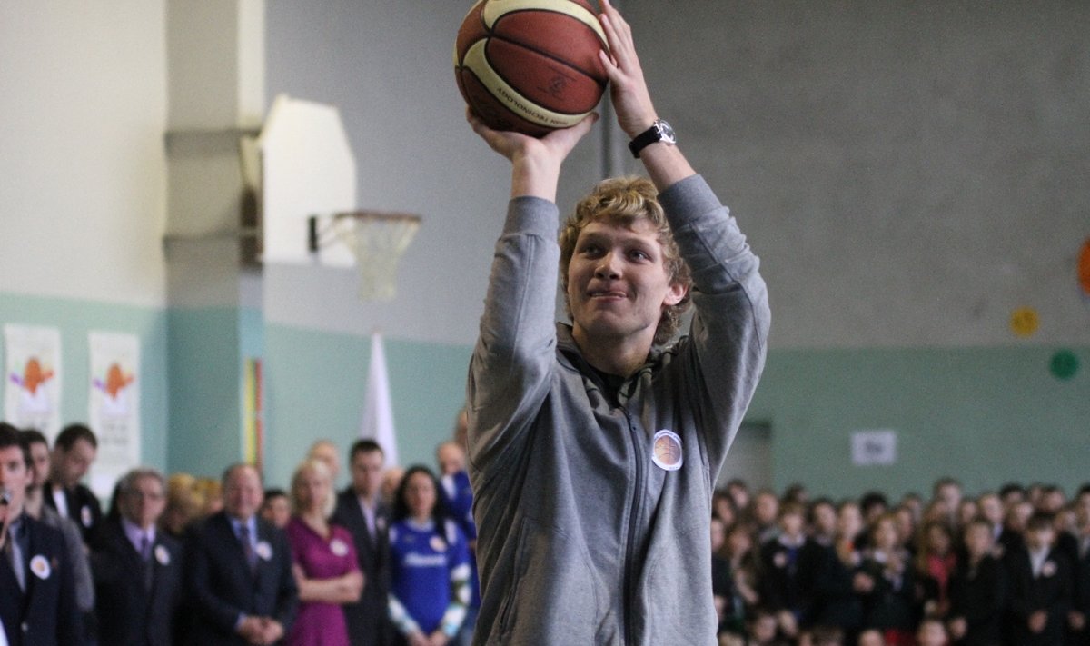 M.Kuzminskas ir A.Milaknis atvežė krepšinio dieną į Domeikavos gimnaziją