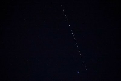 Starlink palydovų grupė praskriejo danguje virš Ispanijos.