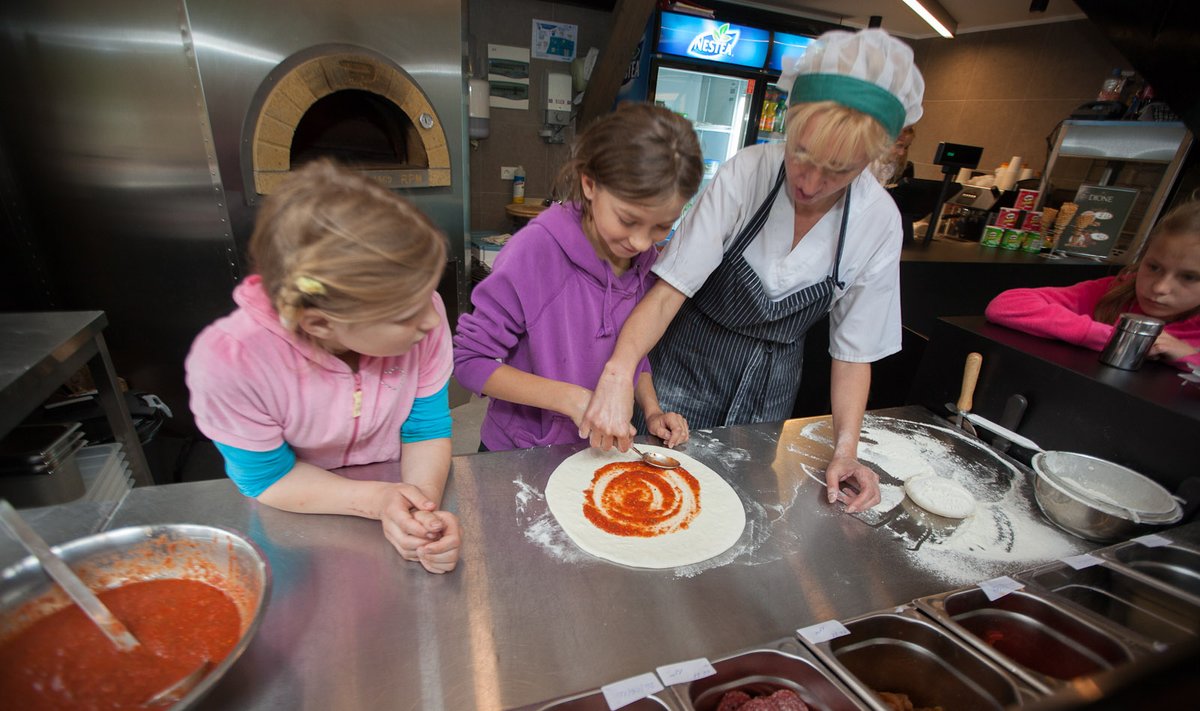 Picų kepėja Elžbieta moko vaikus