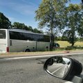 Kelyje Kuršėnai-Palanga automobilis susidūrė su autobusu: vienas žmogus žuvo, dar 10 nukentėjo