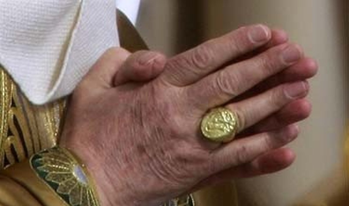 Popiežiaus valdžios simbolis - Žvejo žiedas.