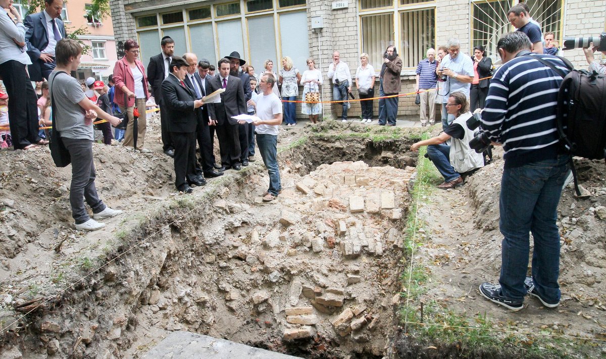 Unearthed fragments of Vilnius Great Synagogue