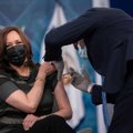 JAV viceprezidentė Harris gavo sustiprinančiąja skiepo nuo koronaviruso dozę