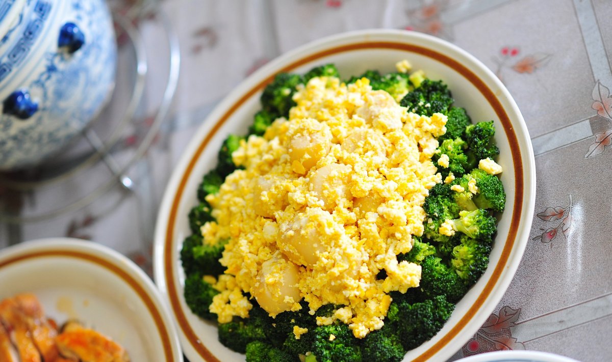 Kiaušinienė brokolių patale