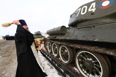 Rusijos popas šventina iš Laoso pargabentą Sovietų Sąjungos tanką