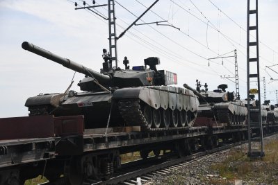 Kinijos tankai vežami į pratybas