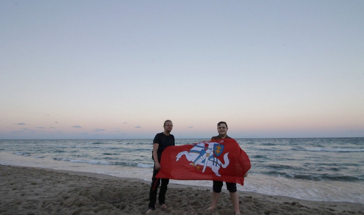 Vasario 16-ąją Lietuvos himnas skambėjo Floridos paplūdimyje / Foto: Gabija Karlonaitė ir Arvydas Račiūnas