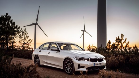 BMW parodys naujų 3 serijos BMW – vieni su M raide, kiti hibridiniai