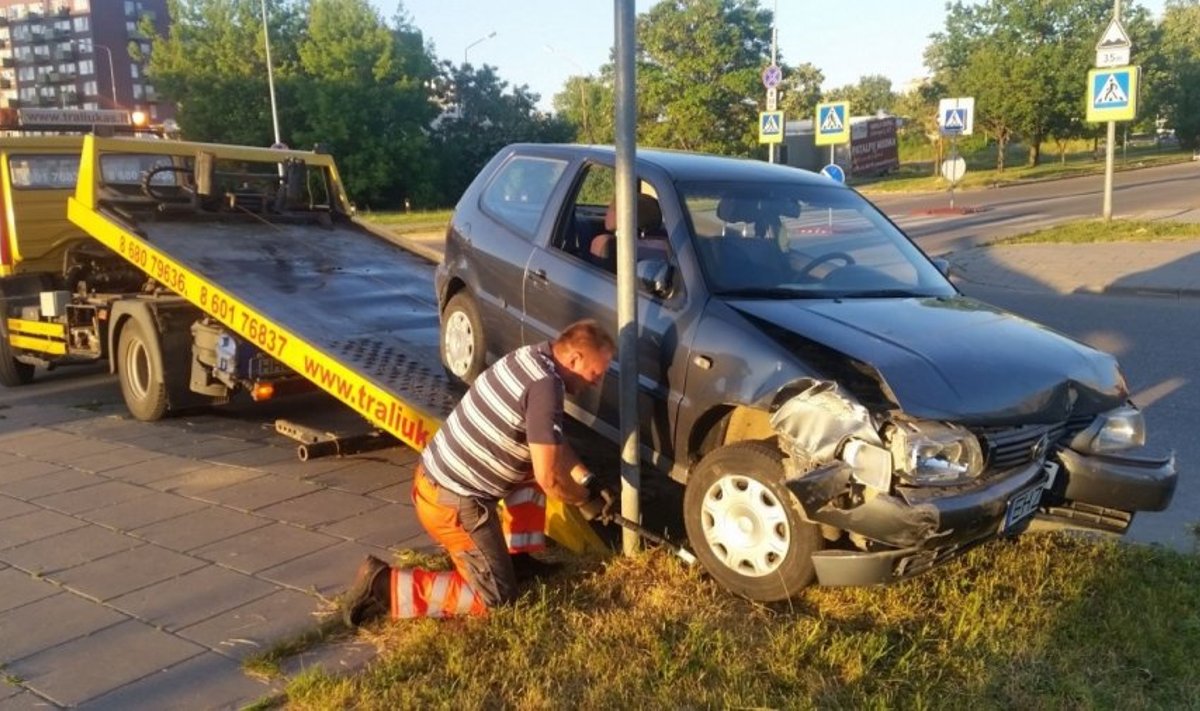 Vilniuje „VW Polo“ sudaužiusi kompanija išsibėgiojo kaip triušiai