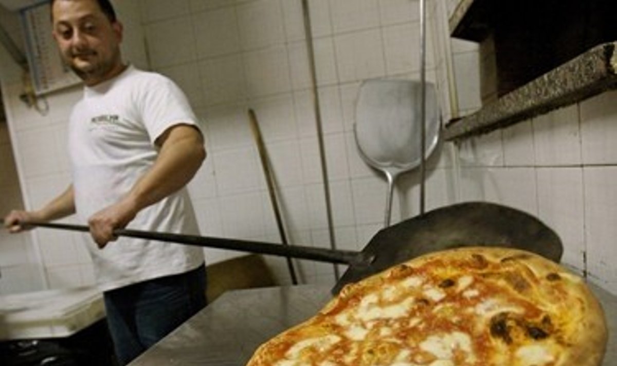 Neaopolyje picų kepėjas gamina picą "Margarita"