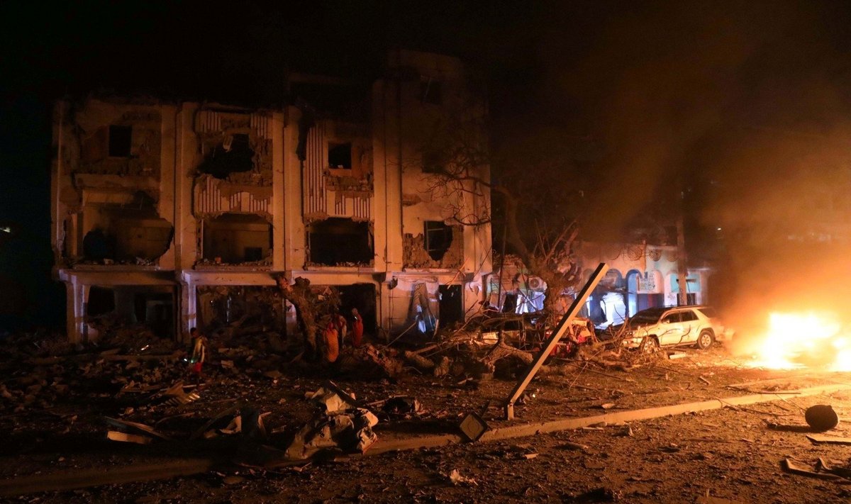 Somalio sostinėje po bombos sprogimo kovotojai grumiasi su policija