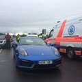 Užsižiūrėjęs į policijos švyturėlius visureigiu rėžėsi į „Porsche“