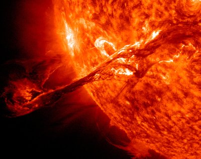 Saulės plazmos pliūpsnis nukreiptas į Žemę. NASA/NOAA nuotr.
