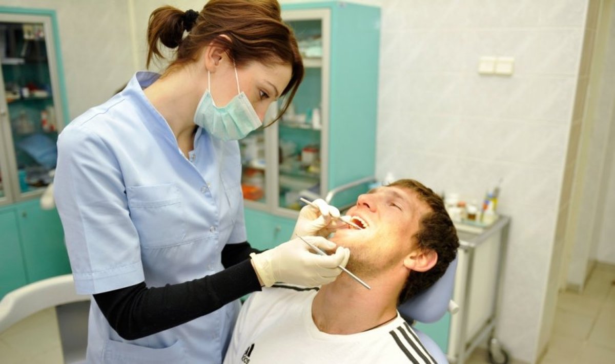 Odontologai, dantistai, dantys