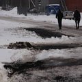 Praeivius stebino ant sniego klojamas asfaltas