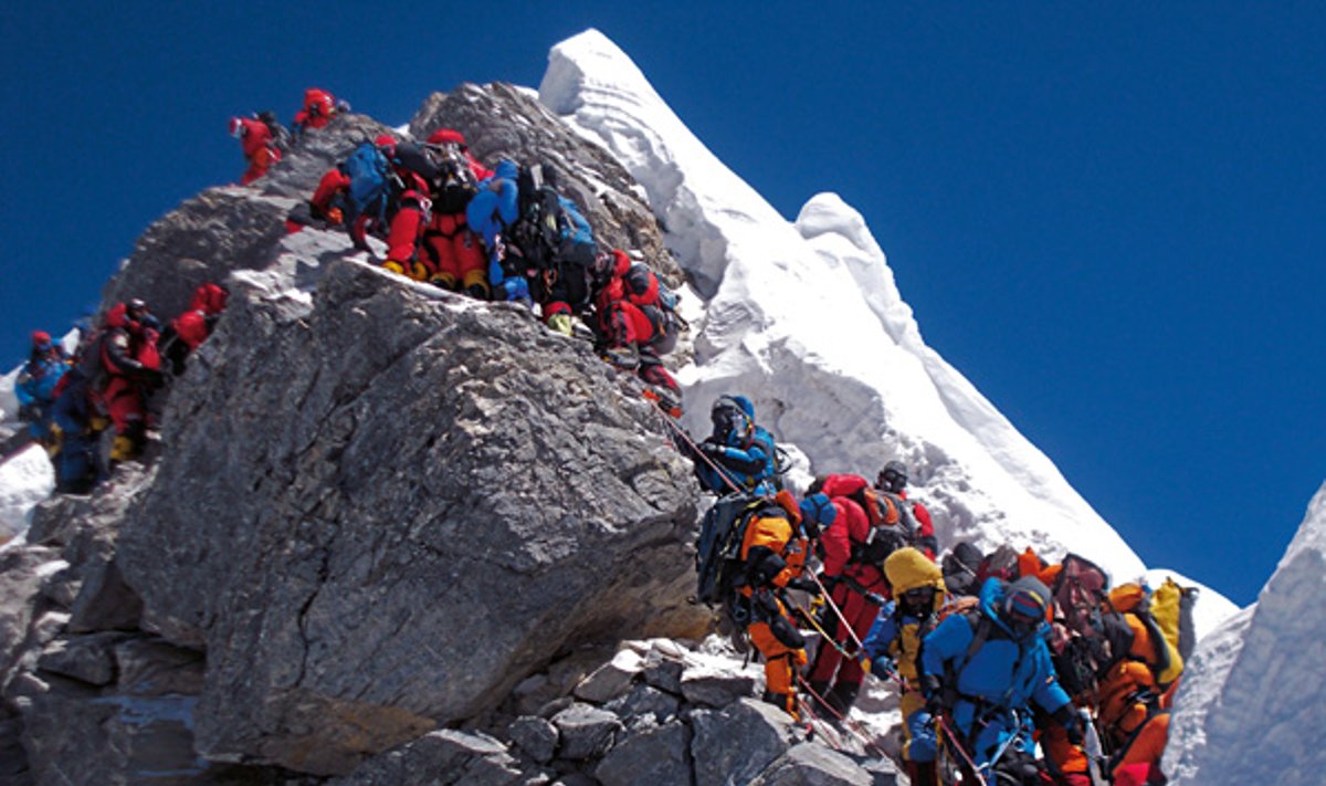 Žmonių spūstys ties Everesto viršukalne ("National Geographic" nuotr.)