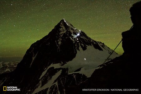 Žmonių spūstys ties Everesto viršukalne ("National Geographic" nuotr.)