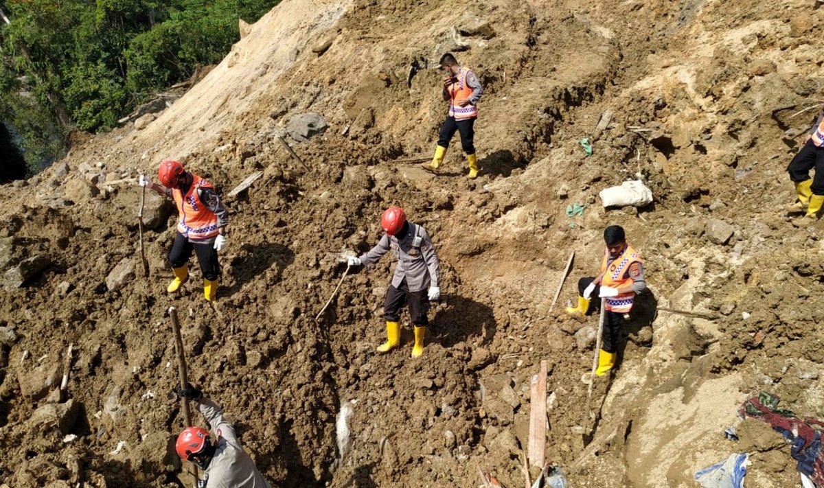 Indonezijoje purvo nuošliauža aukso kasykloje pražudė septynis žmones