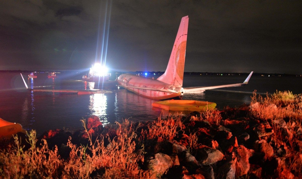 Ant upės nusileidęs „Boeing 737“