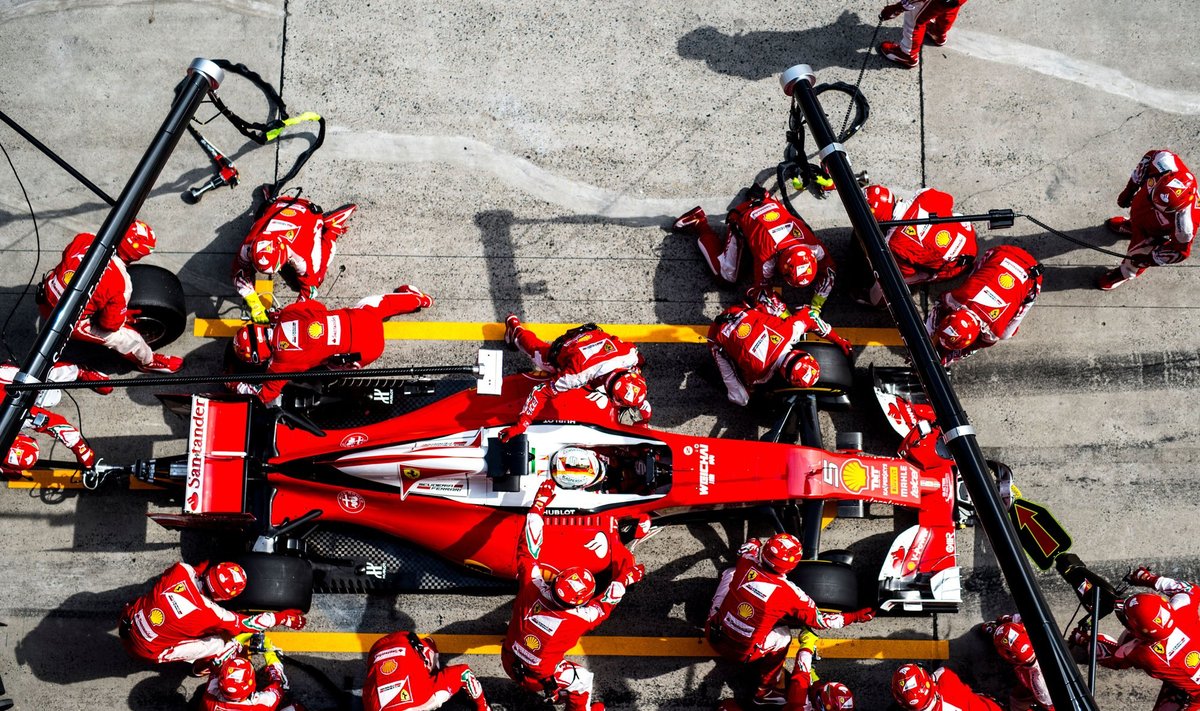 "Ferrari" automobilis sustojimo metu