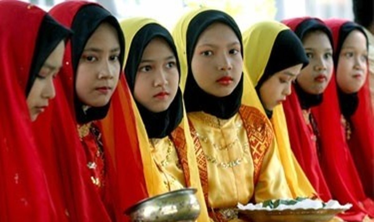 Šventiškai pasipuošusios acehų mergaitės laukia apsilankančios iš Malaizijos kilusios aktorės Michelle Yeoh. 