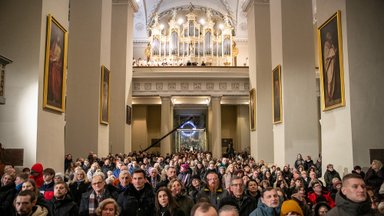 Kūčių vakarą tikintieji buriasi į šv. Piemenėlių Mišias: Vilniaus katedra – sausakimša