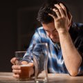 Svarbiausi signalai, kad jūs tampate priklausomas nuo alkoholio: kur ieškoti skubios pagalbos
