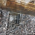 Vėl kontrabanda traukinyje iš Baltarusijos: Kenoje iš po skaldos muitininkai ištraukė 116 dėžių cigarečių