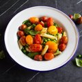 Pomidorų salotos su makaronais ir žalumynais