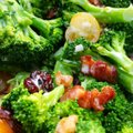 Greitos brokolių ir spanguolių salotos