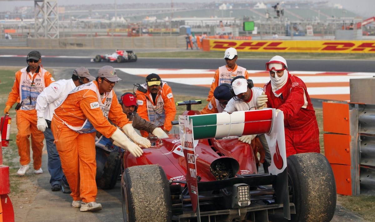 Felipe Massa (dešinėje) prie savo automobilio