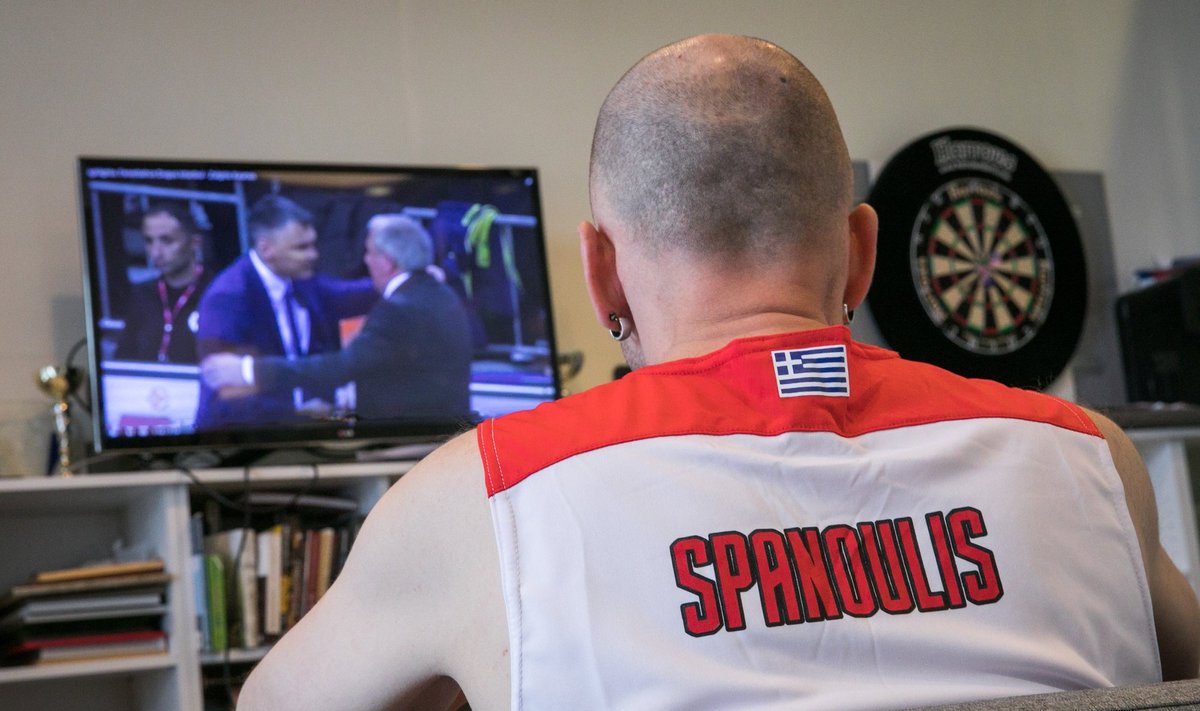 Vassilio Spanoulio antrininkas stebi rungtynes per televizorių