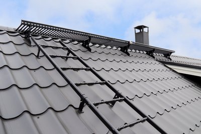 Naudojant stacionariai pritvirtintus stogo saugos elementus, vaikščiojant stogu ne tik jausitės saugiai bet kokiomis oro sąlygomis, bet ir negadinsite stogo dangos, tad pats stogas tarnaus gerokai ilgiau. "Ruukki Products" AS archyvo medžiaga.