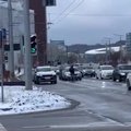 Vilniuje nufilmavo keistą išpuolį: į judrią gatvę įbėgęs vyras ėmė stabdyti ir daužyti automobilius