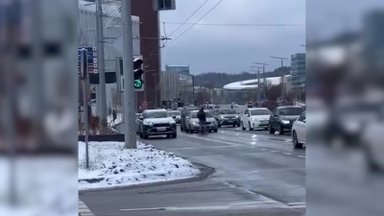 Vilniuje nufilmavo keistą išpuolį: į judrią gatvę įbėgęs vyras ėmė stabdyti ir daužyti automobilius